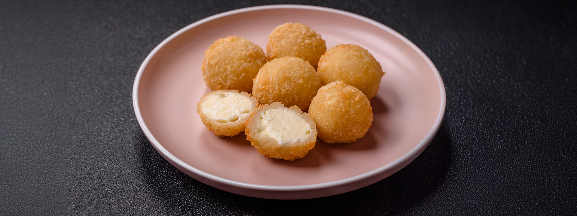Polpette di ricotta su piatto rosa