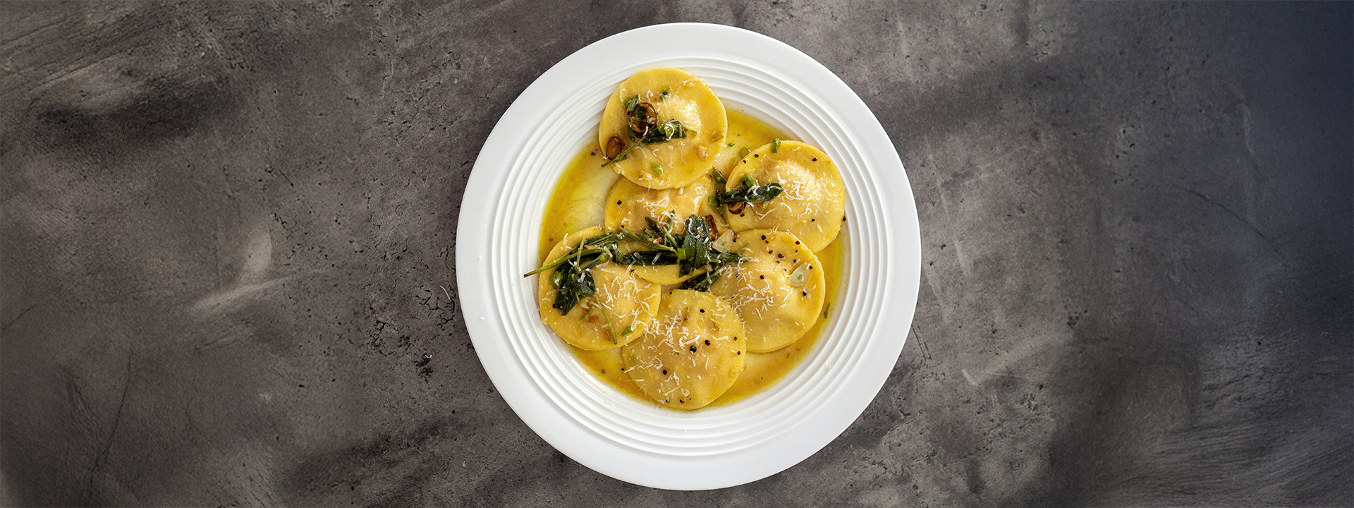 Piatto di ravioli alle pere con pecorino e salvia