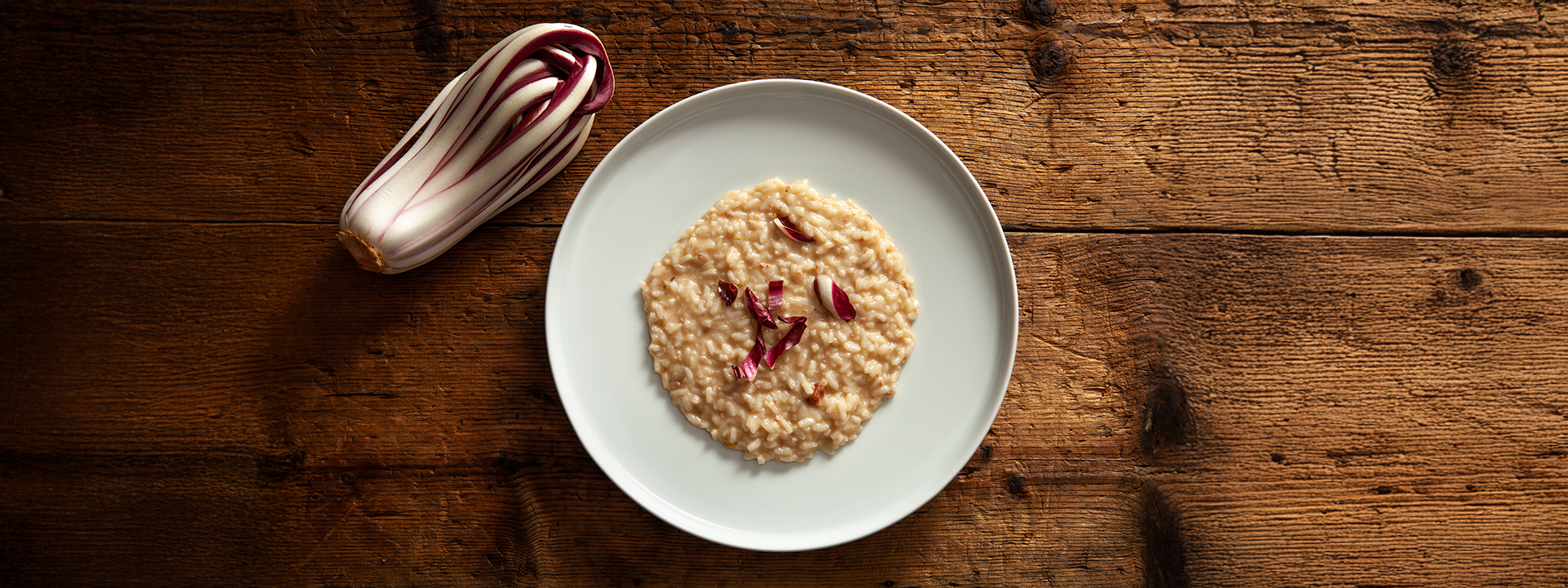 Piatto di risotto con radicchio, vista dall'alto