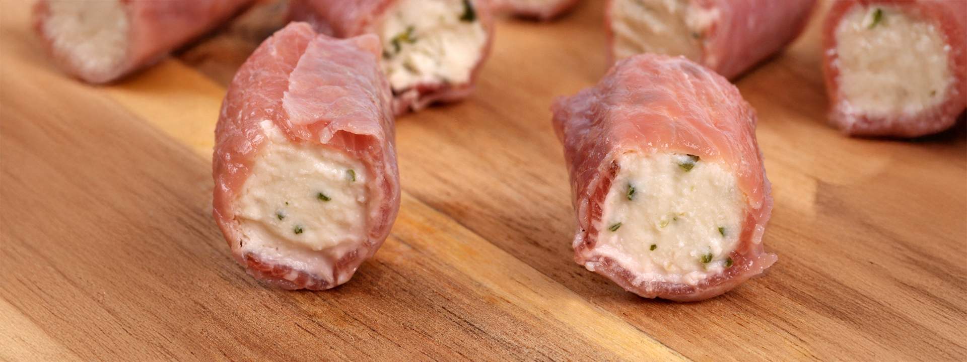 inoltini di speck e ricotta su piano di appoggio