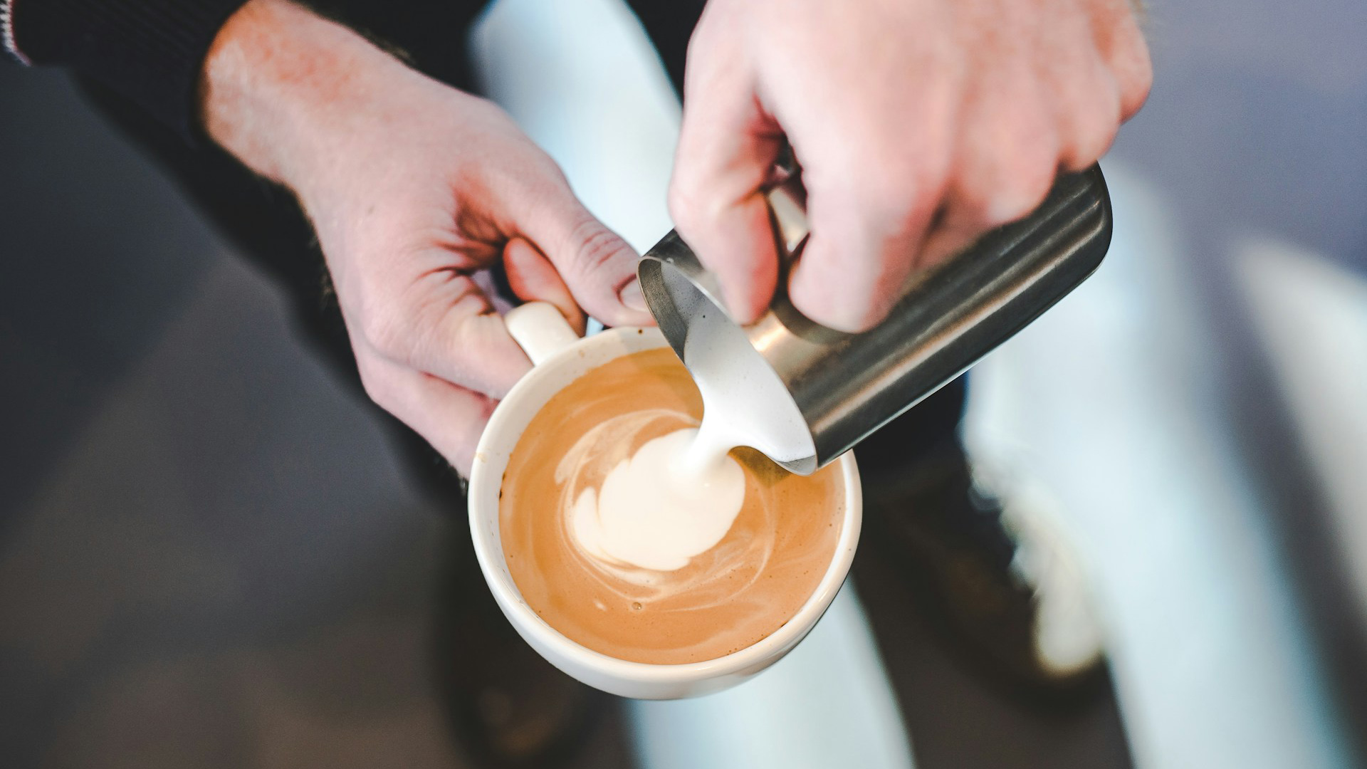 barista versa latte nel cappuccino