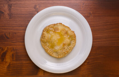 Seadas in piatto bianco, vista dall'alto