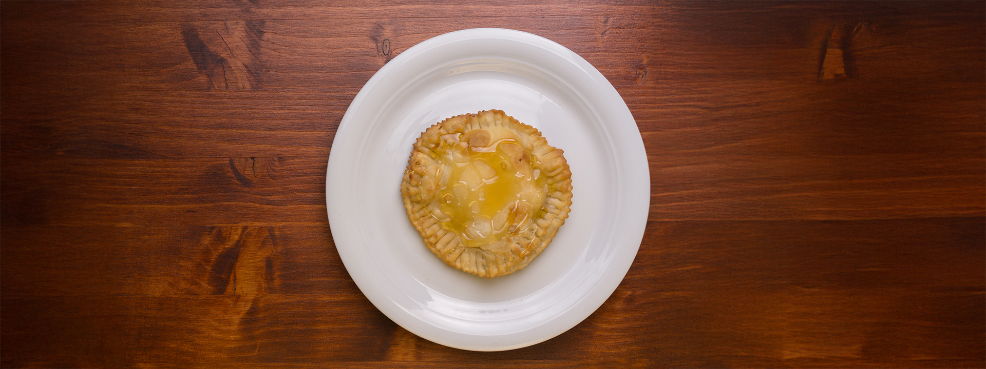 Seadas in piatto bianco, vista dall'alto