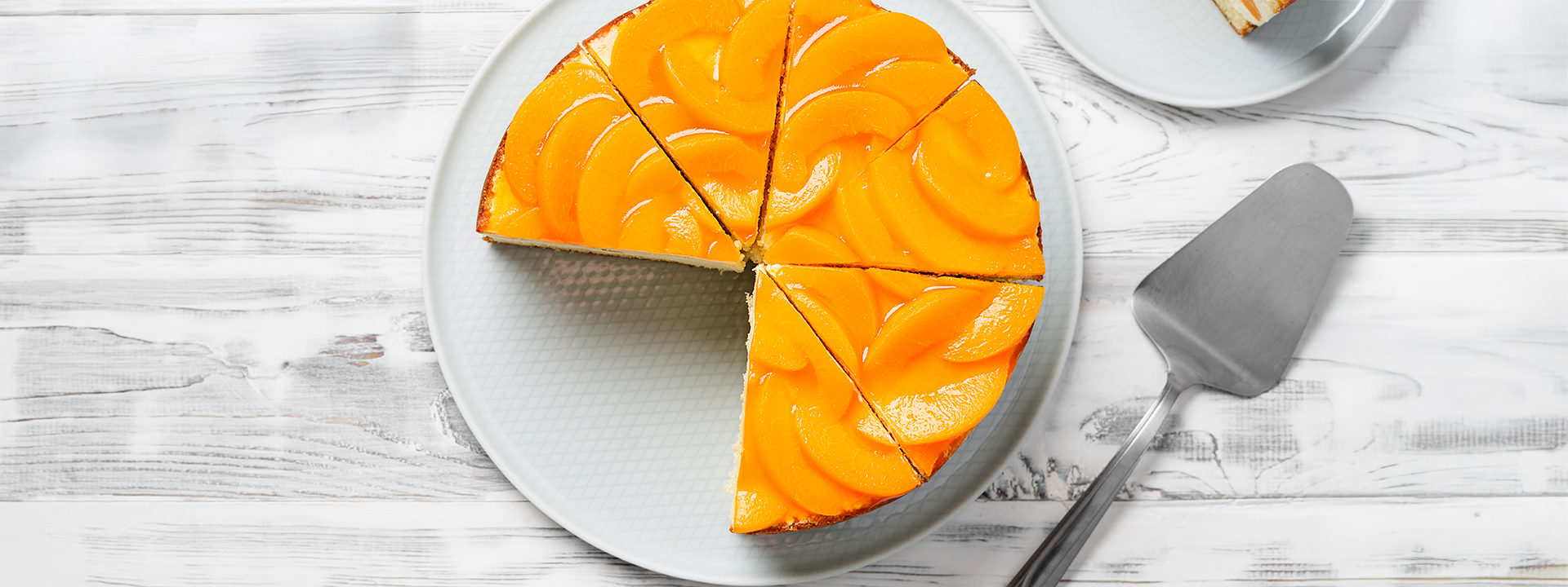 Torta di semifreddo con pesche, vista dall'alto