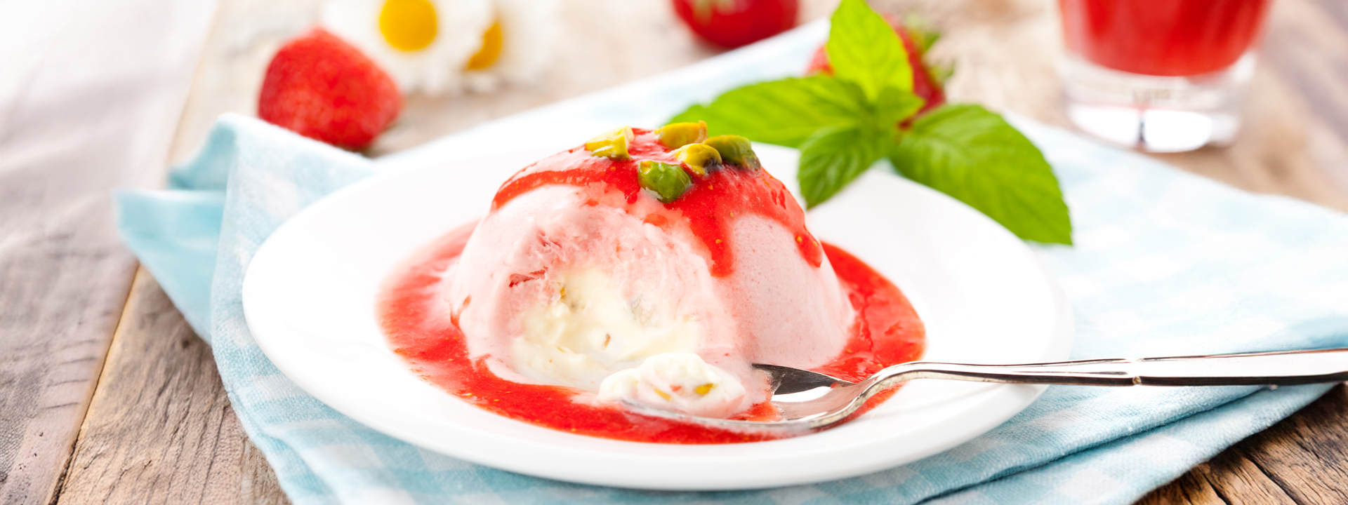 piatto con piccolo semifreddo alle fragole e yogurt