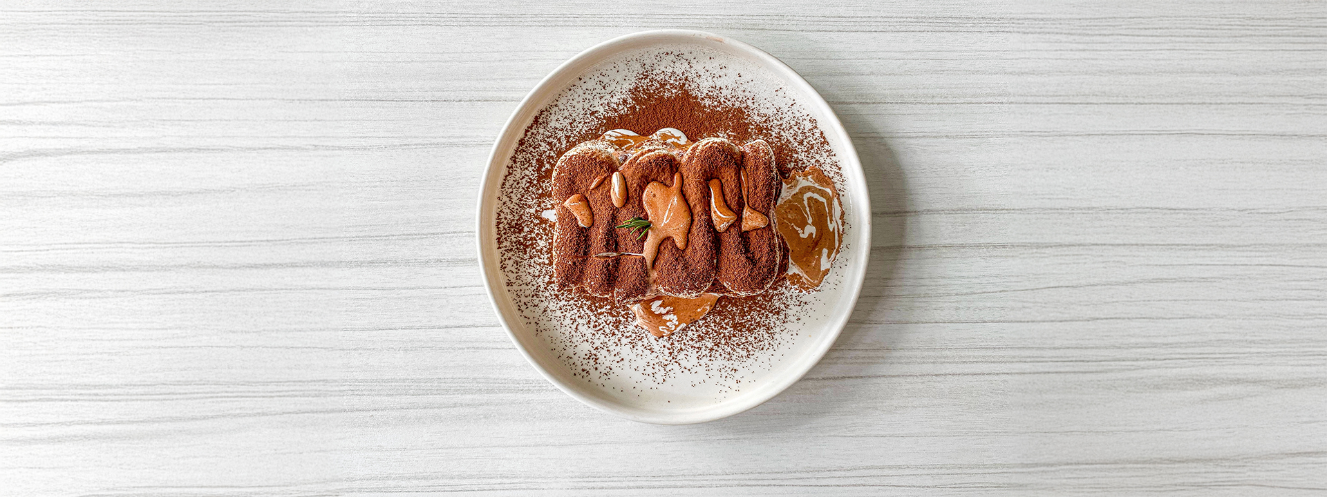 tiramisu realizzato con formaggio spalmabile, stracchino e mascarpone, vista dall'alto