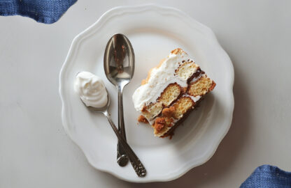 Foto dall'alto di piatto con tiramisu alla panna e mascarpone Arborea
