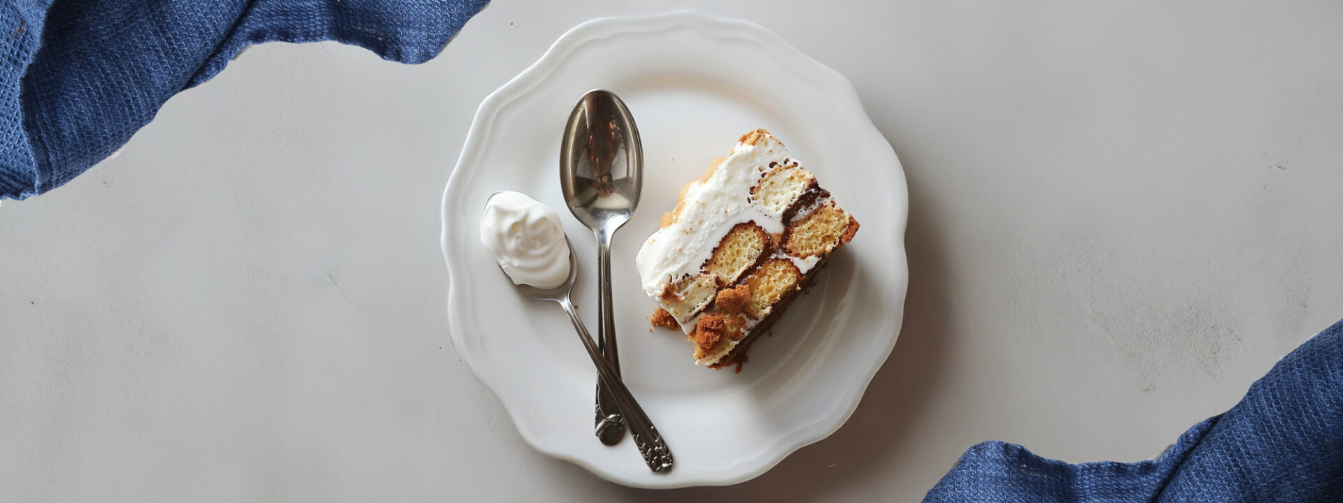 Foto dall'alto di piatto con tiramisu alla panna e mascarpone Arborea