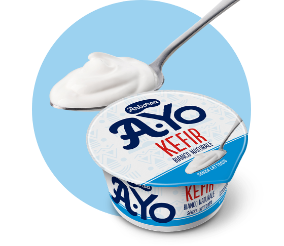 vasetto di kefir al cucchiaio Arborea bianco con cucchiaio colmo