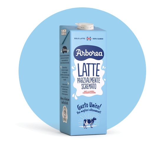 latte Parzialmente Scremato su sfondo celeste