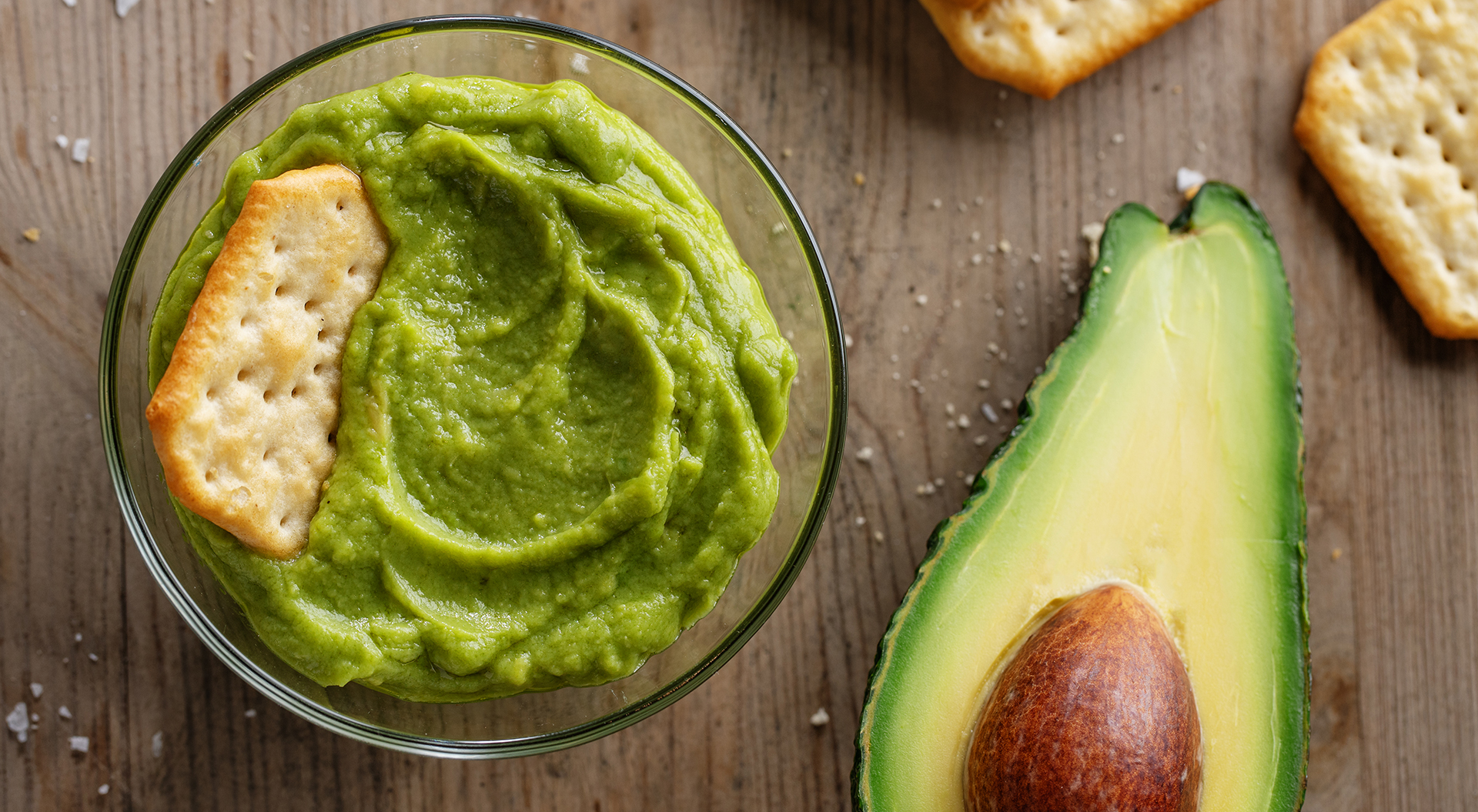 salsa guacamole con avocado e crackers
