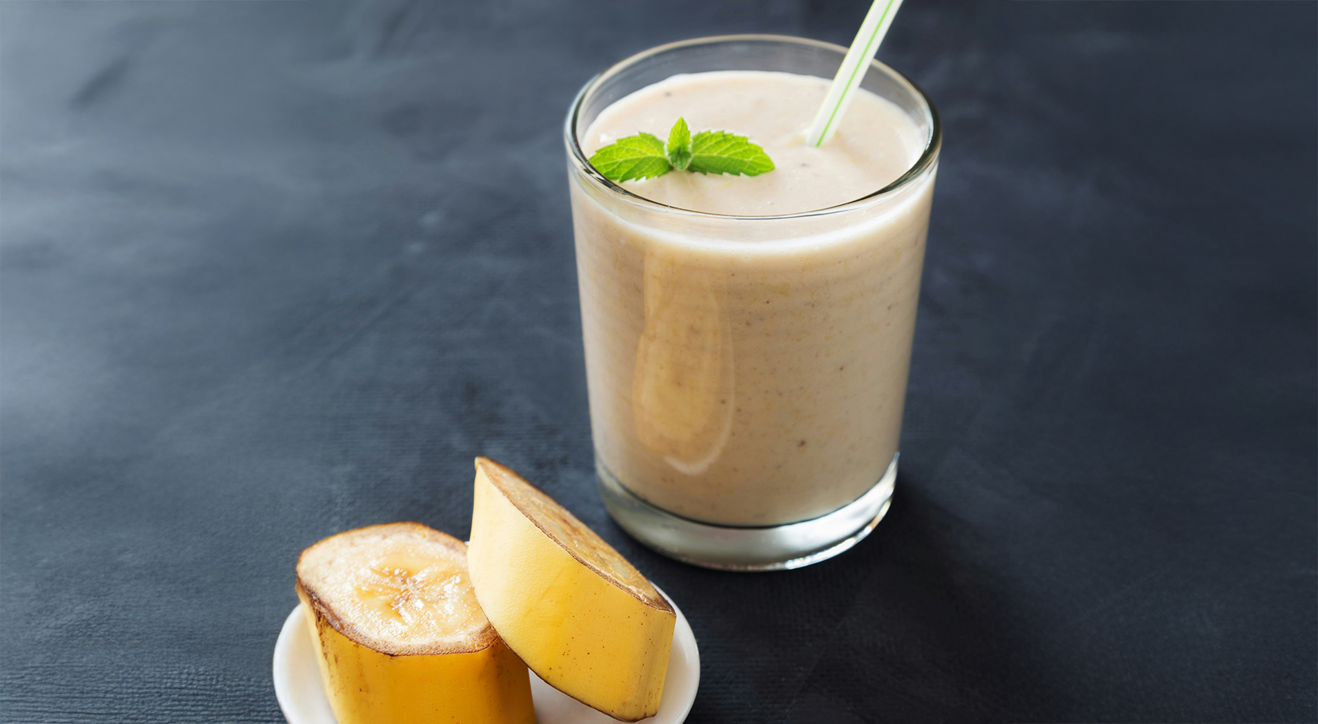 bicchiere di smmothie alla banana