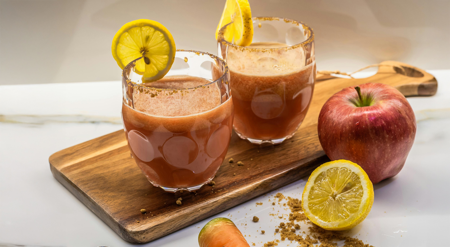 2 bicchieri di smoothie alla mela con mela e mezzo limone