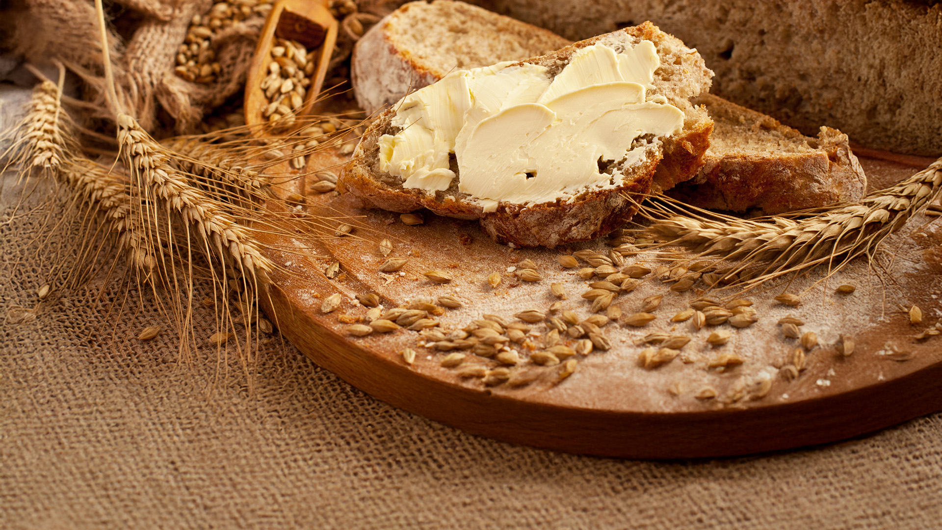 pane imburrato su tavola di legno, sfondo sabbia