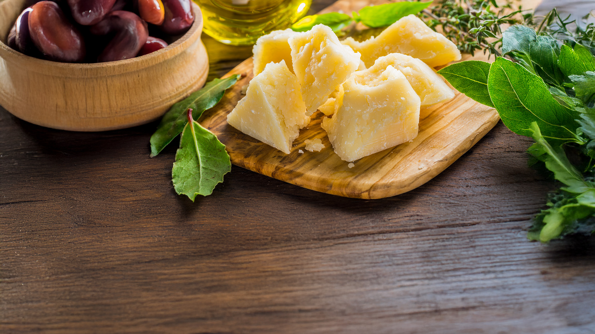formaggio duro, pezzi su tagliere e verdura mista