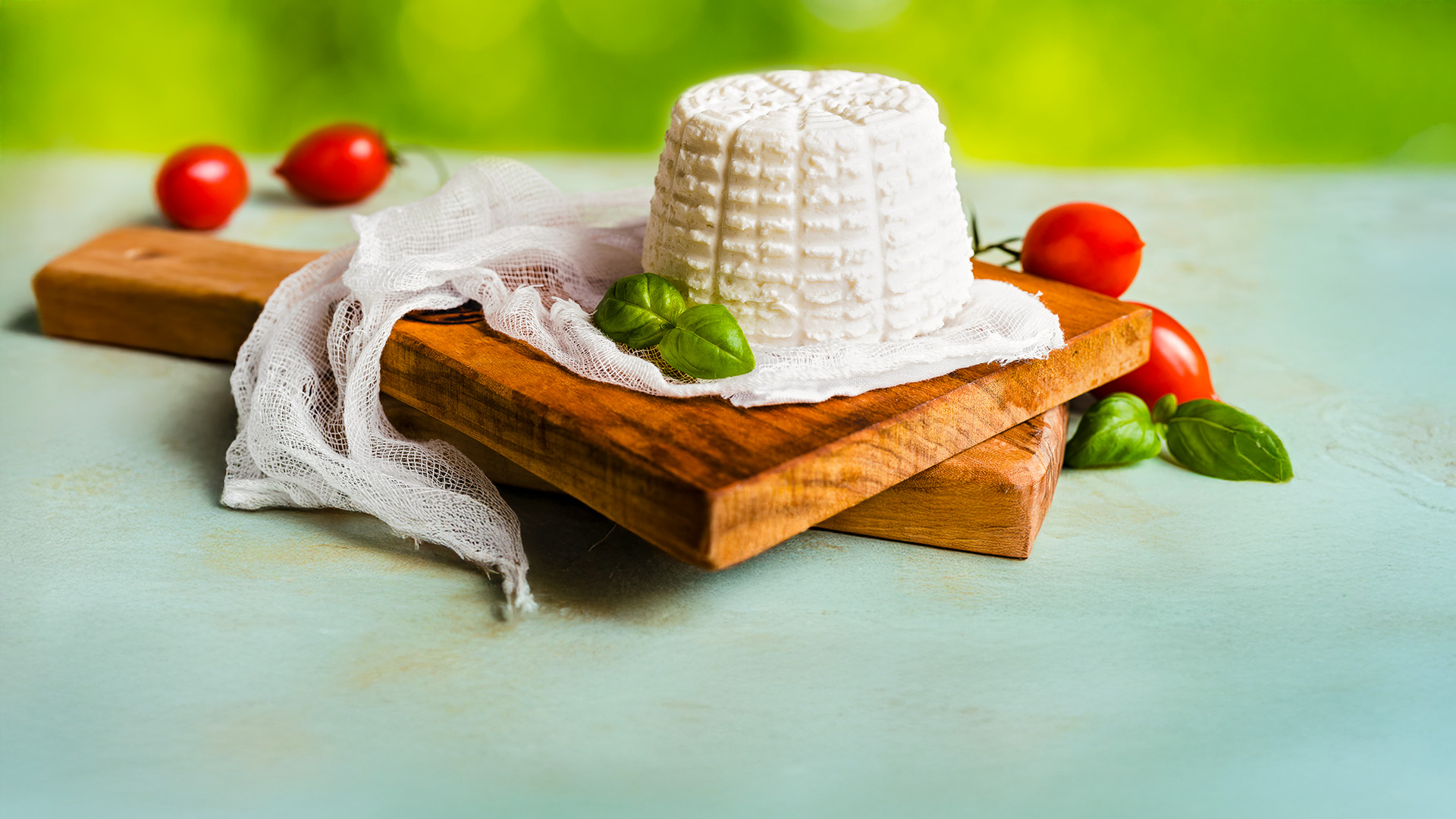 ricotta e pomodorini su tovaglia menta